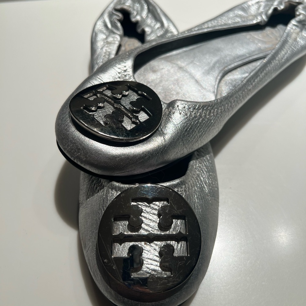 Tory Burch silver Metallic Leather flats Size 6 1/2.